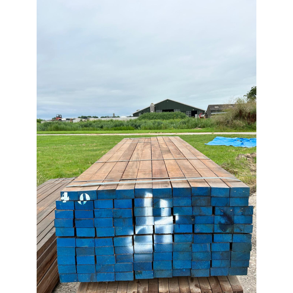 Hardhout 50x100mm 300 cm gepunt Hardhout 50x100mm 300 cm gepunt