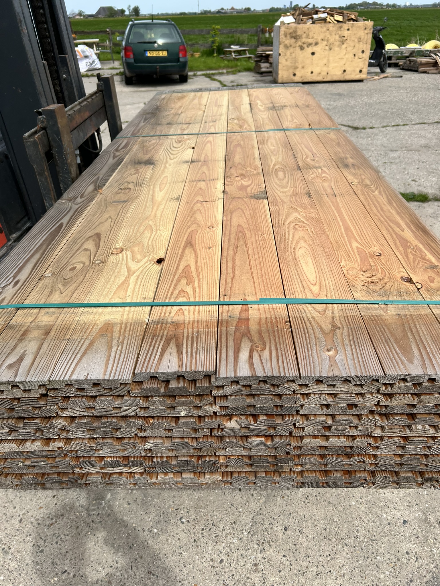 Detail van houtsoort en afwerking picknicktafel