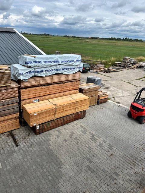 Vers geleverd hout onder Fries wolkendek