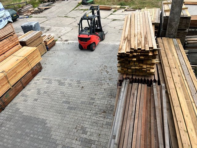 Overzicht van de werf met heftruck