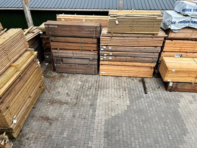 Hardhouten balken en planken op voorraad