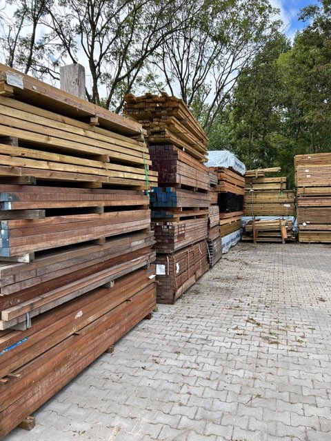 Stapels hardhouten balken